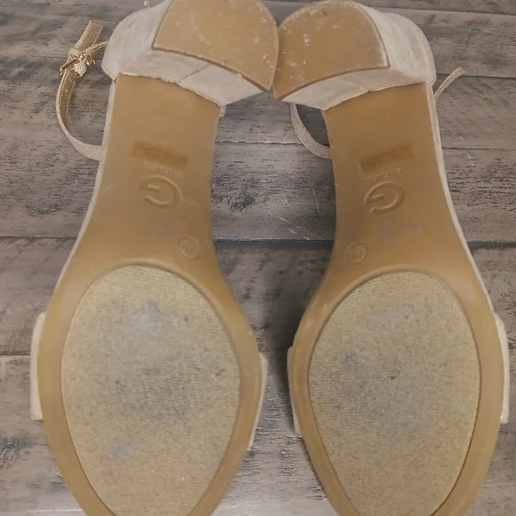 GUESS Women's Tan Block Heel Sandals NWOT/B - Picture 5 of 5